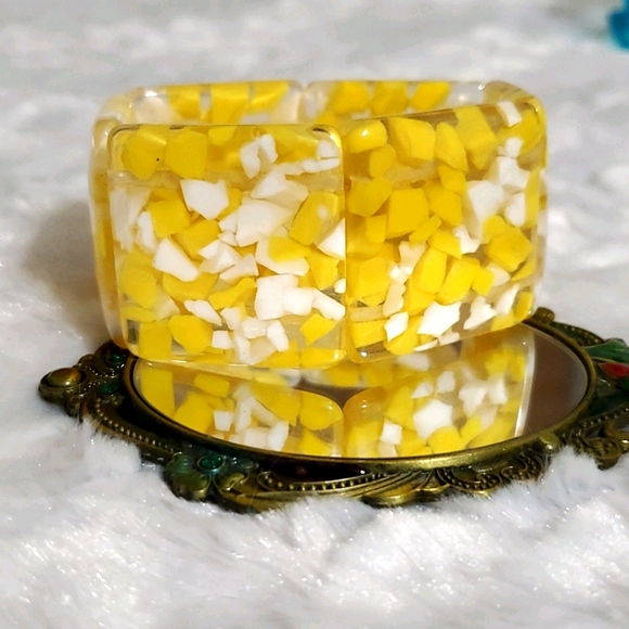 Boutique Jewelry - Acrylic yellow and white 'confetti' stretchy• OS